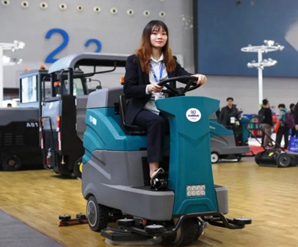 Máy chà sàn ngồi lái Kumisai KMS D8